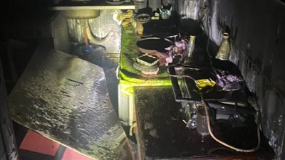 المعاينة الأولية: ماس كهربائي وراء تفحم محتويات شقة سكنية ببولاق الدكرور