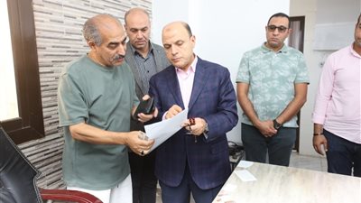 محافظ كفرالشيخ يتفقد محطات الوقود للتأكد من توافر المواد البترولية (صور)