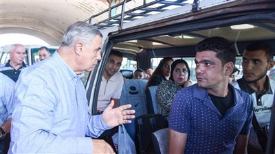 محافظ الإسكندرية يتفقد المواقف ميدانيًا بعد ساعات من تطبيق تعريفة الركوب الجديدة