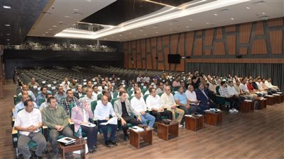 محافظ أسيوط يعقد اجتماعًا مع مسئولي المرافق لمتابعة تنفيذ مشروعات حياة كريمة