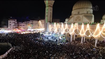 أمواج بشرية تملأ ساحة السيد البدوي للاستماع لـ ياسين التهامي في الليلة الختامية (فيديو)