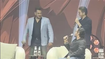 شاروخان وسلمان خان يغنيان مع عامر خان بالرياض (فيديو)