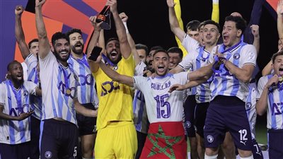 حسام حسن وشقيقه إبراهيم يهنئان بيراميدز بعد تتويجه بالسوبر الإفريقي