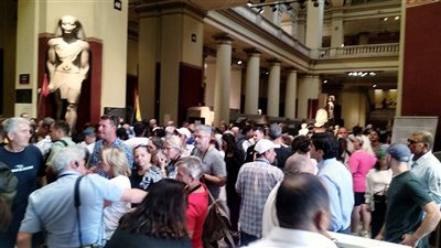 إقبال جماهيري كبير على متحف التحرير لمشاهدة آثار توت عنخ آمون قبل إغلاق قاعته (صور)