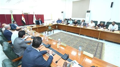 وزير الإسكان يتابع مشروعات 4 مدن جديدة 