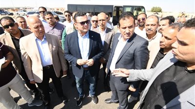 وزير الإسكان يتفقد الطرق والمحاور والميادين بالعاشر من رمضان 