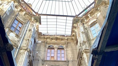 قهوة خبيني، رحلة إلى ماضٍ مخفي في قلب المنشية بالإسكندرية (فيديو وصور)