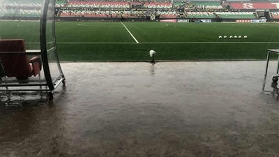 سقوط أمطار غزيرة على ملعب مباراة الأهلي وإيجل نوار البوروندي 