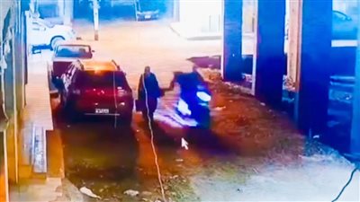 الأمن يفحص فيديو لشابين سحبا سيدة وسرقا محتوياتها بطنطا (فيديو)
