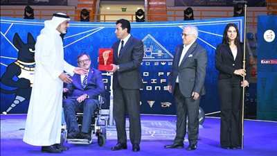 وزير الرياضة يشهد تسليم علم بطولة العالم لرفع الأثقال البارالمبي إلى البحرين