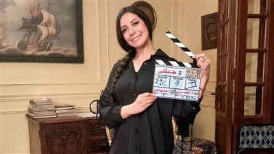 ياسمين رحمي تنشر صورا من كواليس فيلم طلقني 