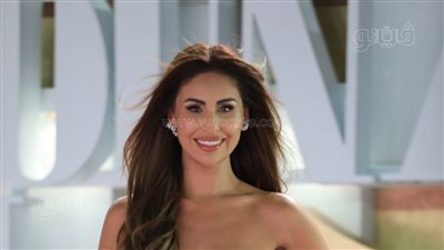 عبير صبري ومي سليم أول الحاضرين على ريد كاربت فيلم 