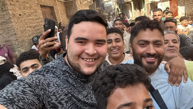 تامر حسني يزور طفلة