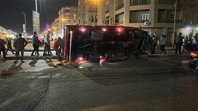 انقلاب سيارة نقل محملة بأنابيب في زهراء المعادي (صور)