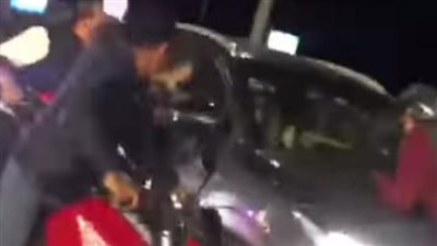 الأمن يفحص فيديو تشبث شخص بكبوت سيارة ملاكي بشوارع الإسكندرية (صور)