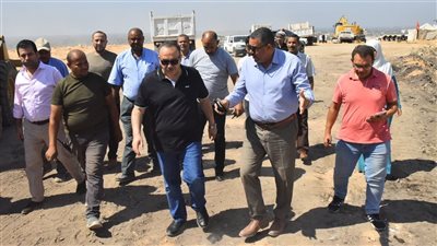 محافظ أسيوط يوجه بزراعة جانبي المحور التنموي الجديد بين البداري وطريق البحر الأحمر