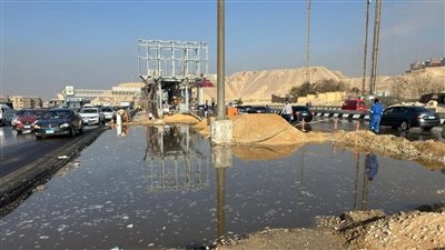 كسر ماسورة مياه يتسبب في كثافات مرورية على طريق الأوتوستراد