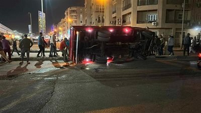 استدعاء قائد سيارة محملة بالأنابيب بعد انقلابها في المعادي