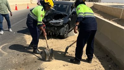 الحماية المدنية ترفع بقعة زيت من آثار حادث تصادم على طريق العين السخنة (صور)
