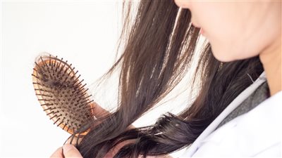 طرق التعامل مع تساقط الشعر الموسمي، بالمواد الطبيعية