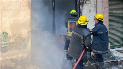 حريق يلتهم محل حلاقة في الظاهر (صور)