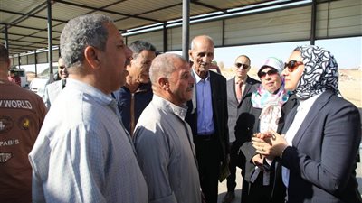 نائب محافظ الوادي الجديد تتفقد سير العمل بموقف سيارات الأجرة