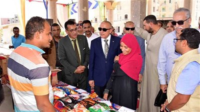 محافظ الأقصر يتابع الأنشطة التموينية ويفتتح سوق اليوم الواحد بطيبة