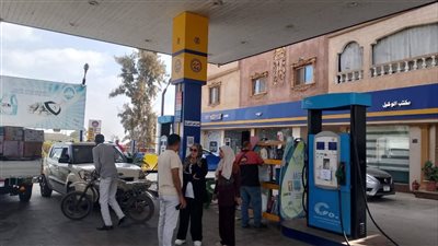 متابعة الالتزام بالتعريفة الجديدة بمواقف الأجرة ومحطات الوقود في الزرقا بدمياط (صور) 