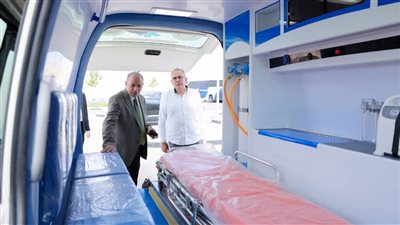 رئيس جامعة المنصورة الأهلية يتفقد سيارة الإسعاف الجديدة لدعم المنظومة الطبية بالحرم الجامعي