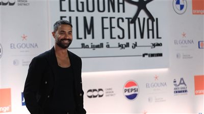 أبرزهم كريم فهمي وأحمد حاتم، نجوم الفن يتألقون على السجادة الحمراء لفيلم 