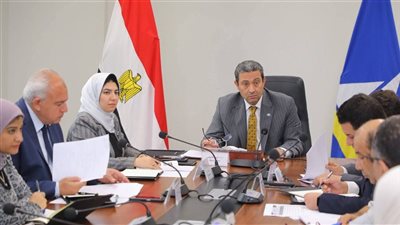 محافظ دمياط يناقش الخطة الاستثمارية لمديرية العمل 