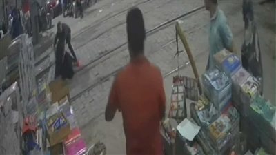 مراقب برج بالسكك الحديدية ينقذ سيدة من الموت تحت عجلات القطار بالمنيا