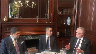 وزير الاستثمار يبحث مع رئيس “فوربس” مشروعات الشركة بالعاصمة الإدارية 