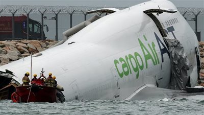 سقطت في البحر، لحظة تحطم طائرة شحن إماراتية (فيديو) 