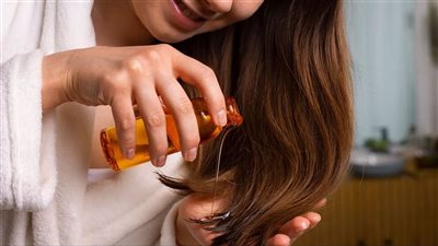  باستخدام الزيوت الدافئة، وصفة طبيعية لتكثيف الشعر 