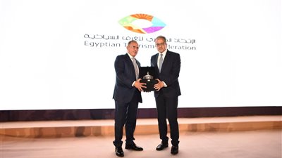 بمناسبة توليه إدارة اليونسكو، اتحاد الغرف السياحية يهدي خالد العناني أحجارا كريمة نادرة 