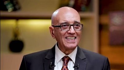 فاروق حسني يهنئ محمد سلماوى على اختياره الشخصية الثقافية بمعرض الشارقة