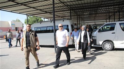 محافظ الوادي الجديد يتفقد التزام السائقين بالتعريفة الجديدة 