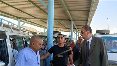 محافظ سوهاج يتفقد المواقف للتأكد من الالتزام بالتعريفة الجديدة