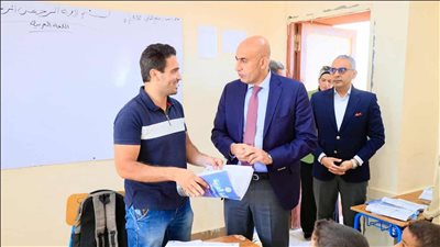 في زيارته الميدانية لأسيوط، وزير التعليم يستمع لشرح المعلمين ويتابع مستوى الطلاب في القراءة والإملاء