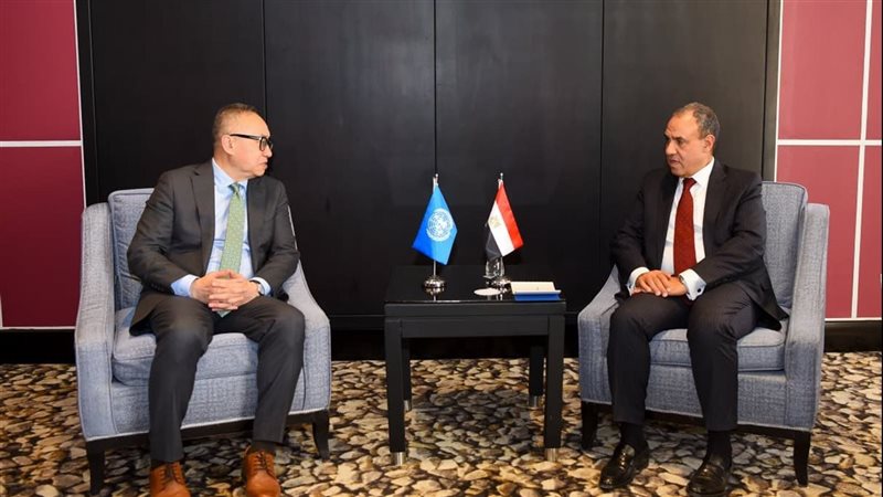 وزير الخارجية مع
