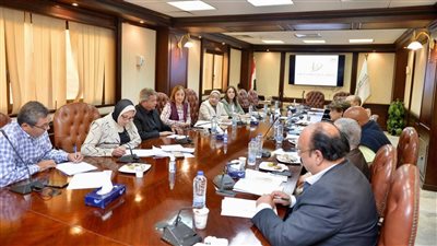 منى الحديدي مسئولة محور التدريب وحسين أمين مسئول ملف بحوث الإعلام