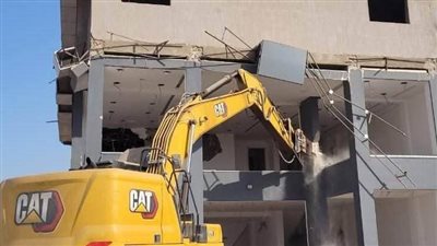 إزالة معرض سيارات مخالف على الطريق الزراعي في بنها ضمن حملة موسعة بالقليوبية