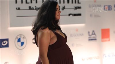 ثراء جبيل تتألق بشهور حملها الأخيرة على ريد كاربت 