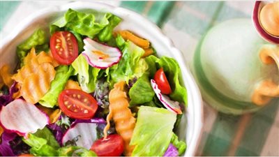 استشارى يحذر من وضع الخل على طبق السلطة ويكشف السبب