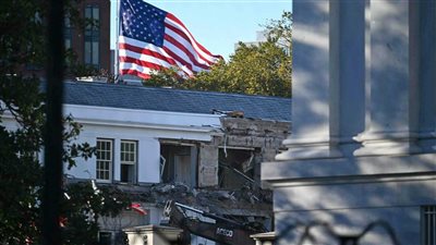 ترامب يبدأ في هدم جزءا من البيت الأبيض لبناء قاعة احتفالات (فيديو) 