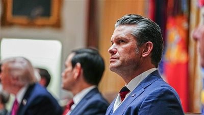 أمكَ اشترتها له، البنتاجون يرد على سؤال صحفي حول ربطة عنق هيجسيث بألوان العلم الروسي