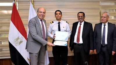 وزير الطيران المدني يشهد حفل تخرج طلبة المراقبة الجوية من اليمن 