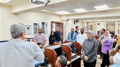 رئيس جامعة الأقصر تتابع اختبارات التحول الرقمي (صور)