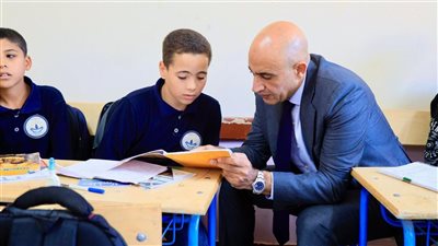 جولة جديدة لوزير التعليم في مدارس سوهاج.. عبد اللطيف يحضر طابور الصباح بمدرسة نجع القنطرة.. يناقش الطلاب حول نظام “البكالوريا”.. ويوجه بضرورة انتظام حضور الطلاب والمعلمين (صور)